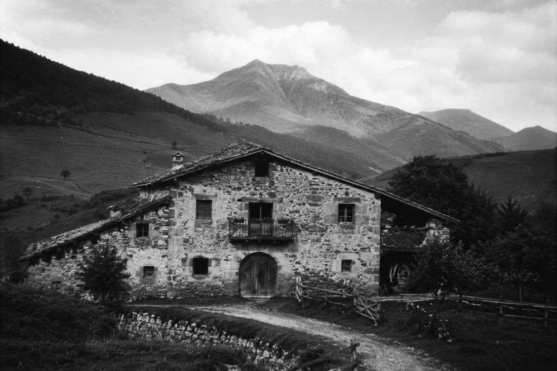 Caserío vasco tradicional de piedra, origen de nuestra tarta de queso